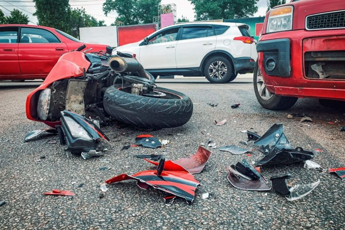 Bakıda motosikletlə avtomobil toqquşub, xəsarət alan var