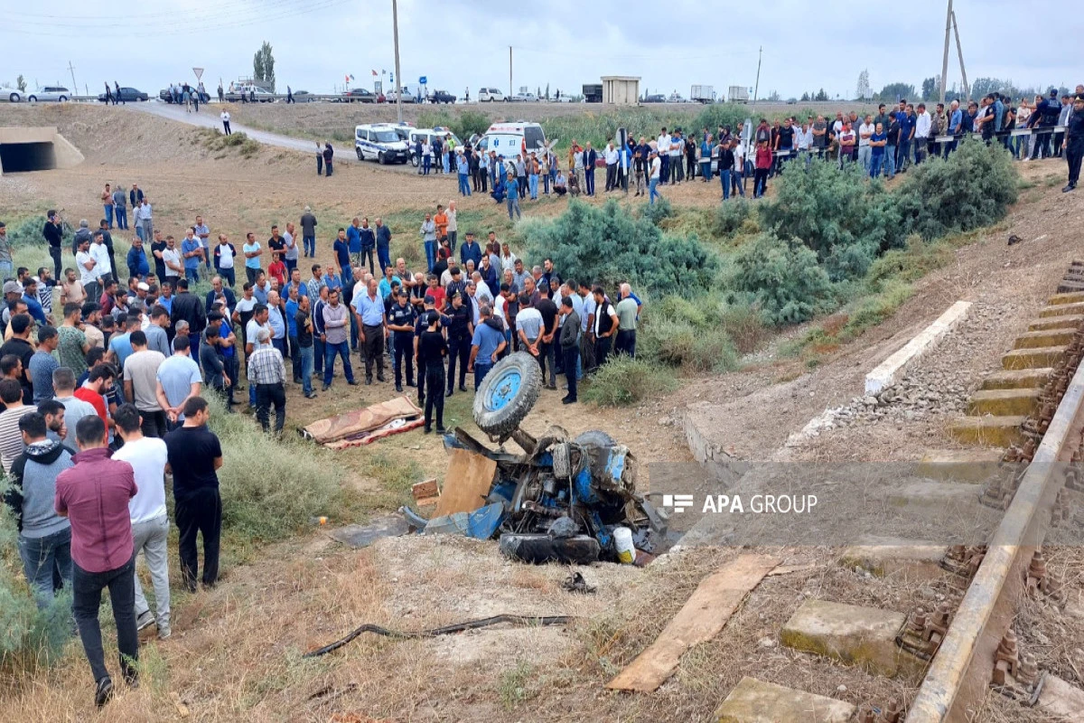 Sabirabadda qatarla traktor toqquşub, sürücü ölüb - FOTO