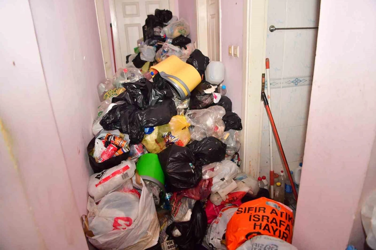 Evdən 20 ton zibil çıxdı - FOTO Evdən 20 ton zibil çıxdı - FOTO