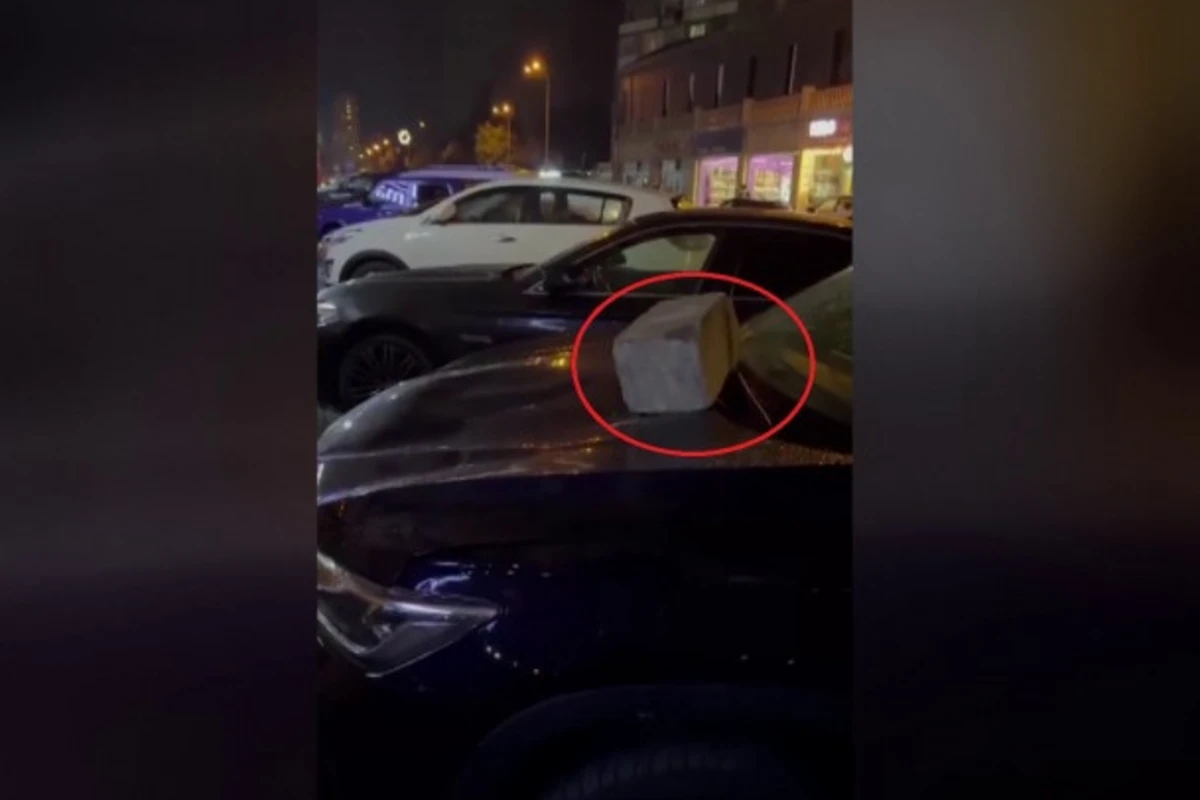 Bakıda yeni alınan son model avtomobilin üzərinə mişar daşı atıblar - FOTO/VİDEO