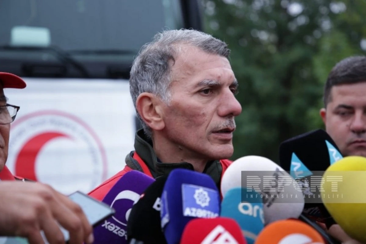 Azərbaycan Qızıl Aypara Cəmiyyətinin göndərdiyi ərzaq yükü 15 gündür Ağdam-Xankəndi yolunda gözləyir - FOTO Azərbaycan Qızıl Aypara Cəmiyyətinin göndərdiyi ərzaq yükü 15 gündür Ağdam-Xankəndi yolunda gözləyir - FOTO