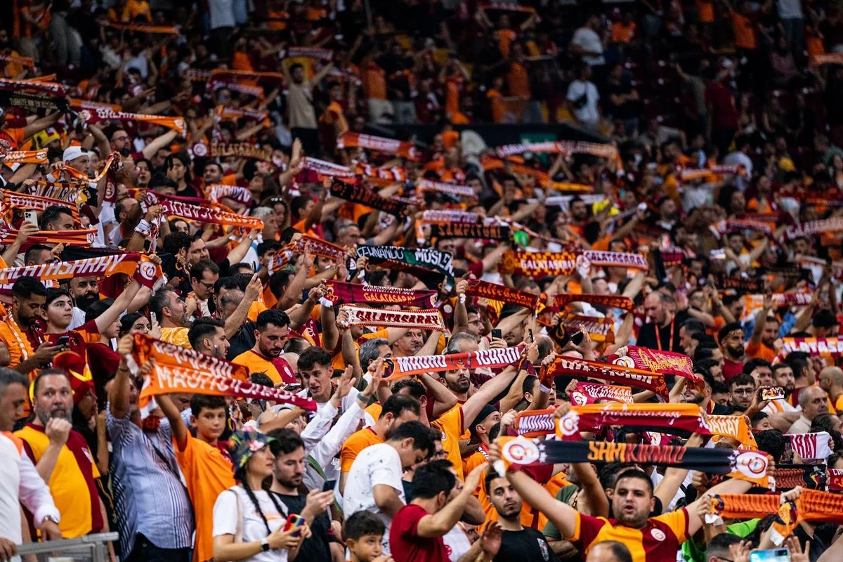 “Qalatasaray”dan “Fənər”ə 10 milyonluq fərq - FOTO