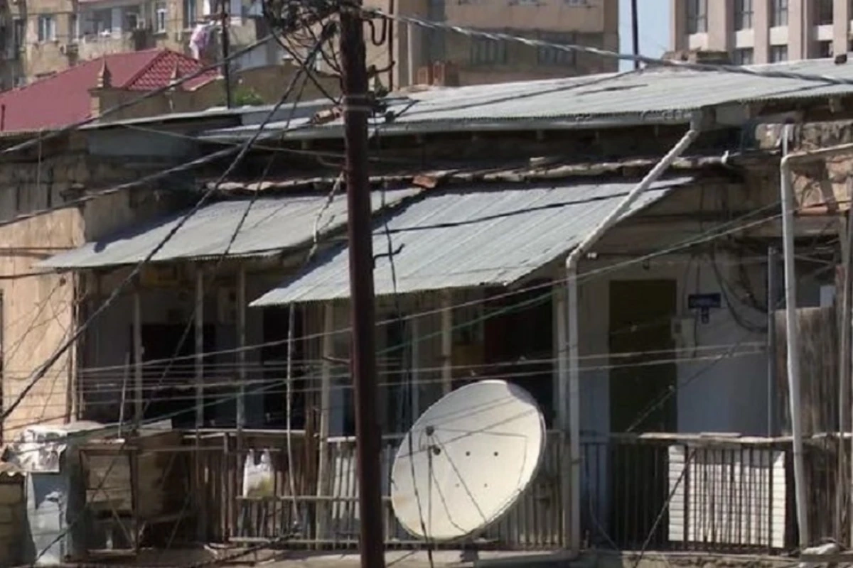 Bakıda 150 ailənin yaşadığı bina qəzalı vəziyyətdədir - VİDEO