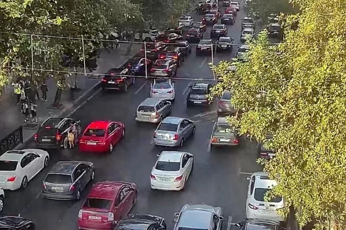 Bakının bir sıra yollarında tıxac yaranıb - SİYAHI