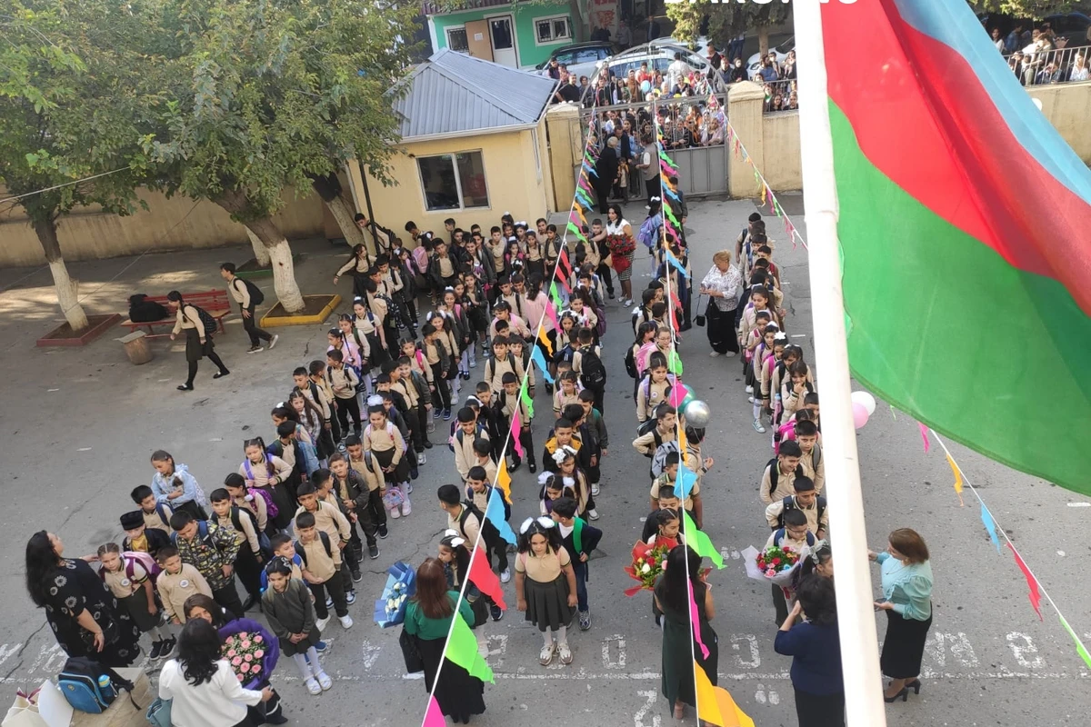 Məktəblərdə ilk dərs günüdür - FOTOREPORTAJ