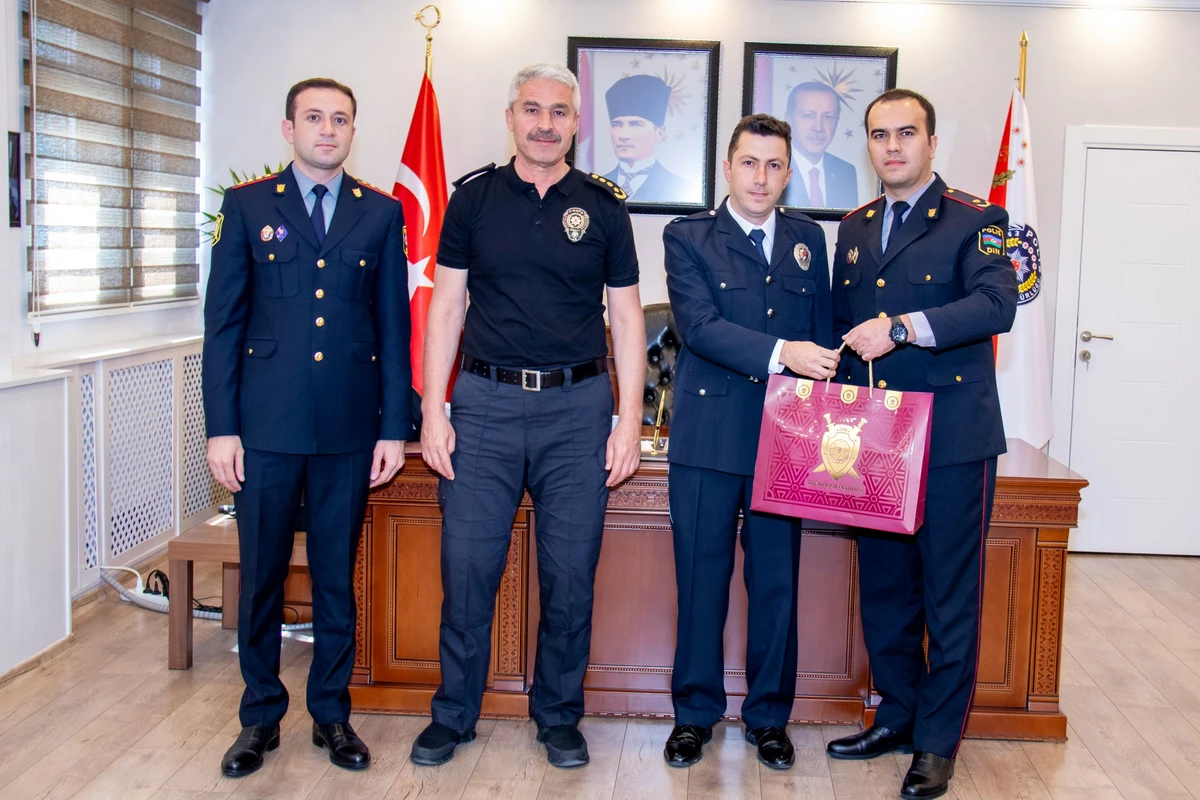 Vilayət Eyvazov türkiyəli polisi təltif etdi - FOTO