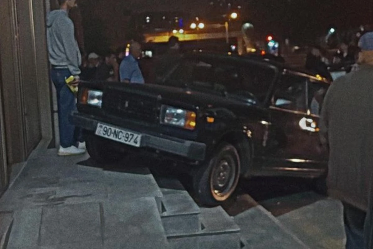 Bakıda qəza: VAZ səkiyə çıxdı - FOTO/VİDEO
