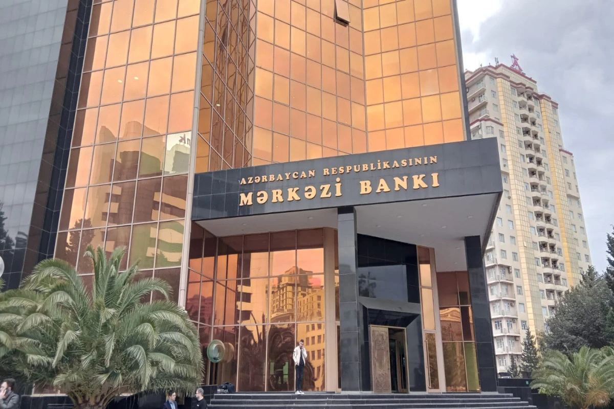 Azərbaycanda tədavülə yenilənmiş 1 manatlıq kağız pul nişanları buraxılır - FOTO