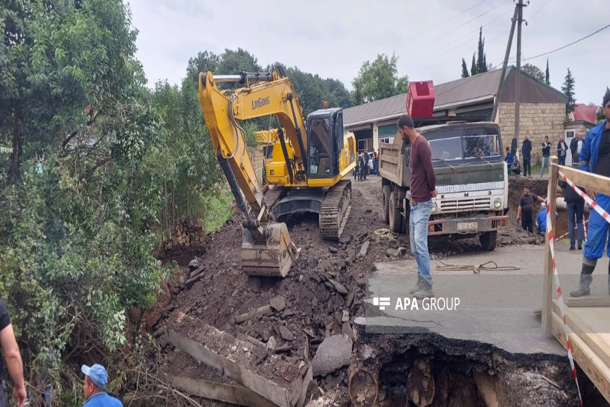 Astarada çayın daşması nəticəsində dağılan körpü təmir edilir - FOTO