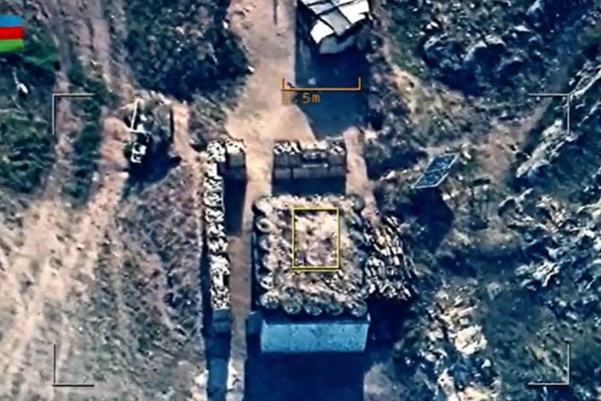 Нанесены огневые удары по окопам, укрытиям и военным колоннам формирований ВС Армении в Карабахе - ВИДЕО