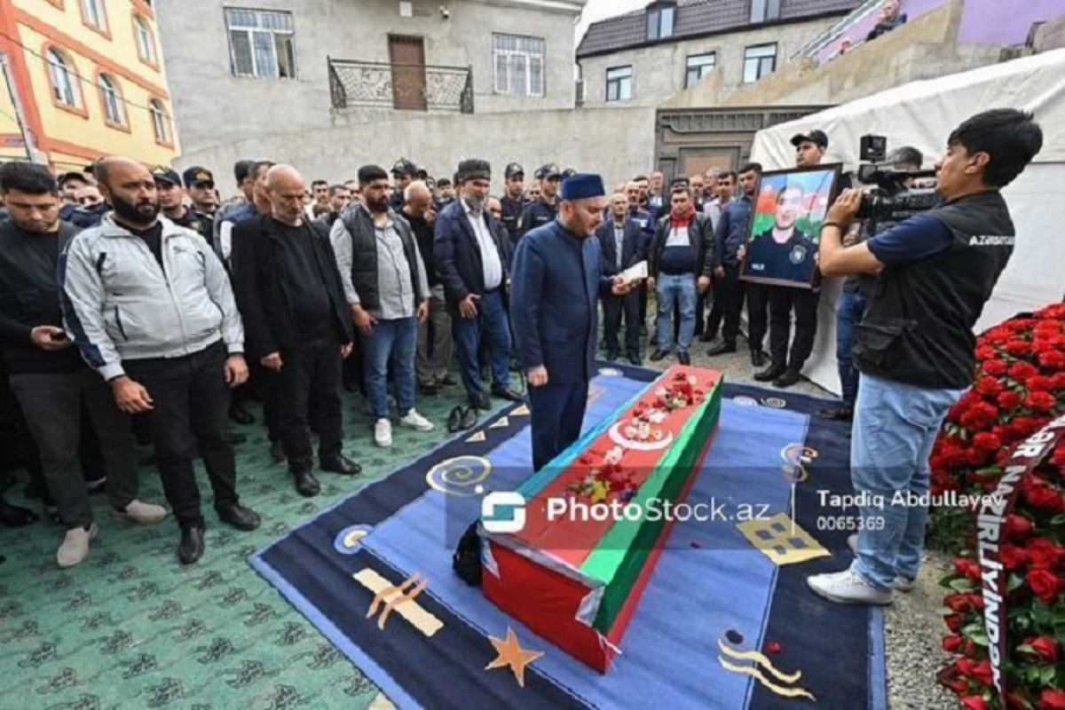 Прошла церемония прощания с полицейским Сеймуром Махмудовым - ОБНОВЛЕНО + ФОТО