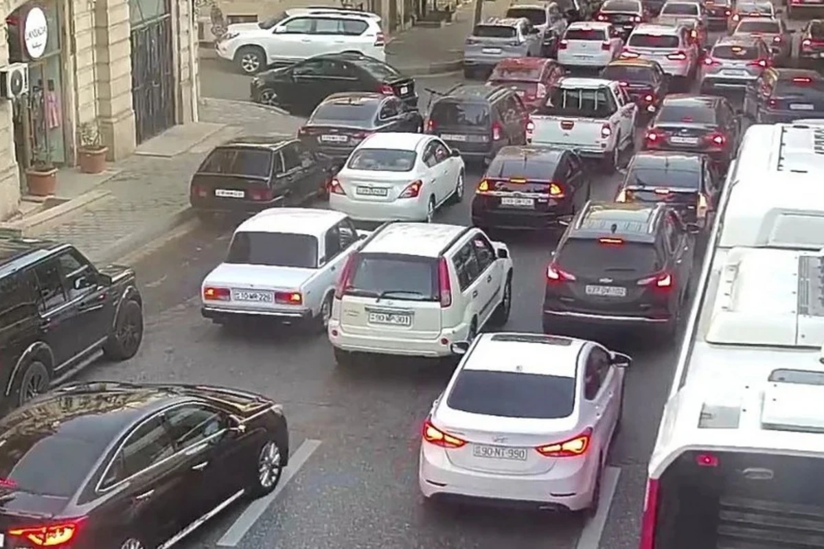 На ряде бакинских дорог наблюдаются пробки - СПИСОК