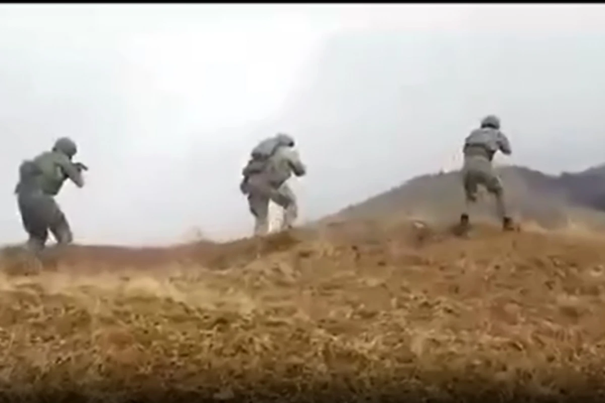 Момент атаки азербайджанских военных на позиции незаконных армянских вооруженных формирований - ВИДЕО