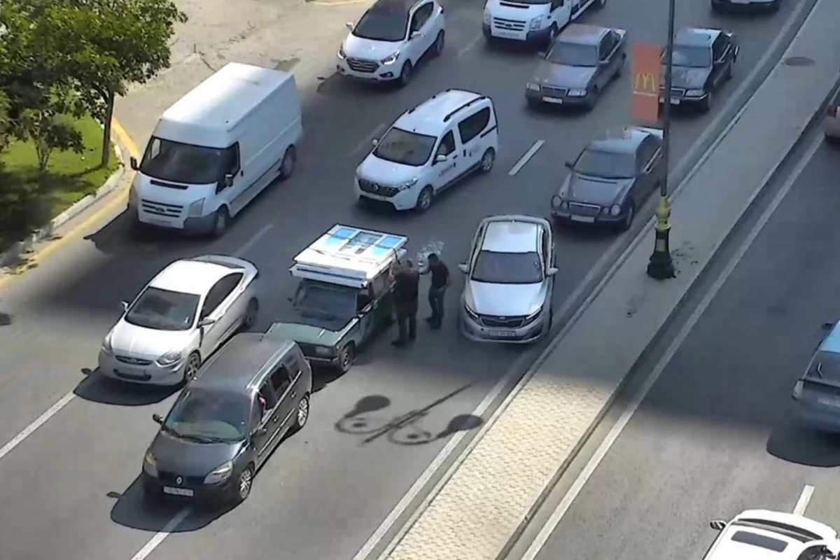 Bakıda yol qəzası baş verib, sıxlıq yaranıb - FOTO