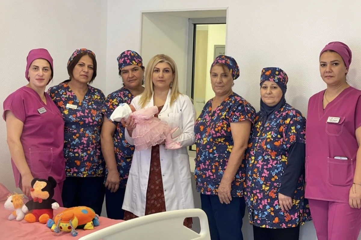 Новорожденная девочка, которую нашли выброшенной на берегу канала в Сальяне, выздоровела - ФОТО