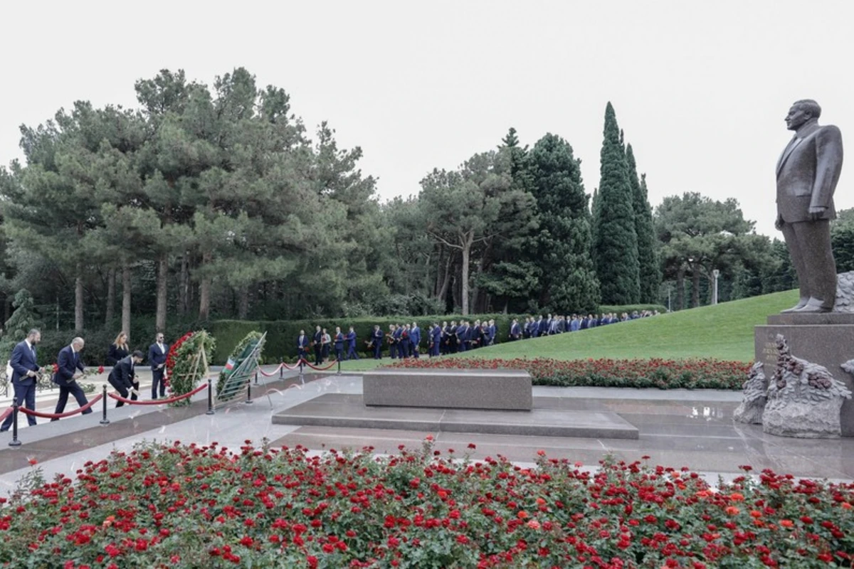 SOCAR-ın kollektivi Fəxri xiyabanı və Şəhidlər xiyabanını ziyarət edib - FOTO