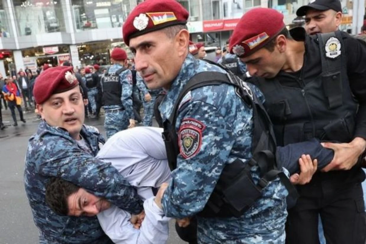 Ситуация в Армении накаляется: на улицы Еревана выведены внутренние войска - ВИДЕО