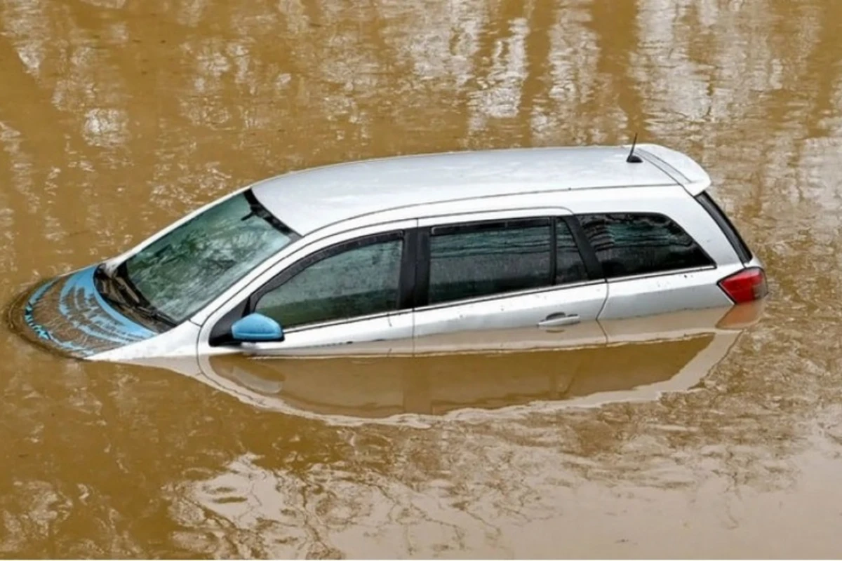 Salyanda avtomobil su kollektoruna düşüb, ölən var
