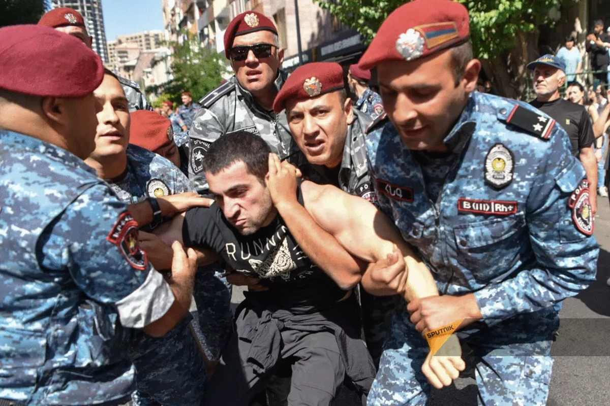 Ermənistan polisi Robert Koçaryanın oğlunu saxlayıb - VİDEO - YENİLƏNİB