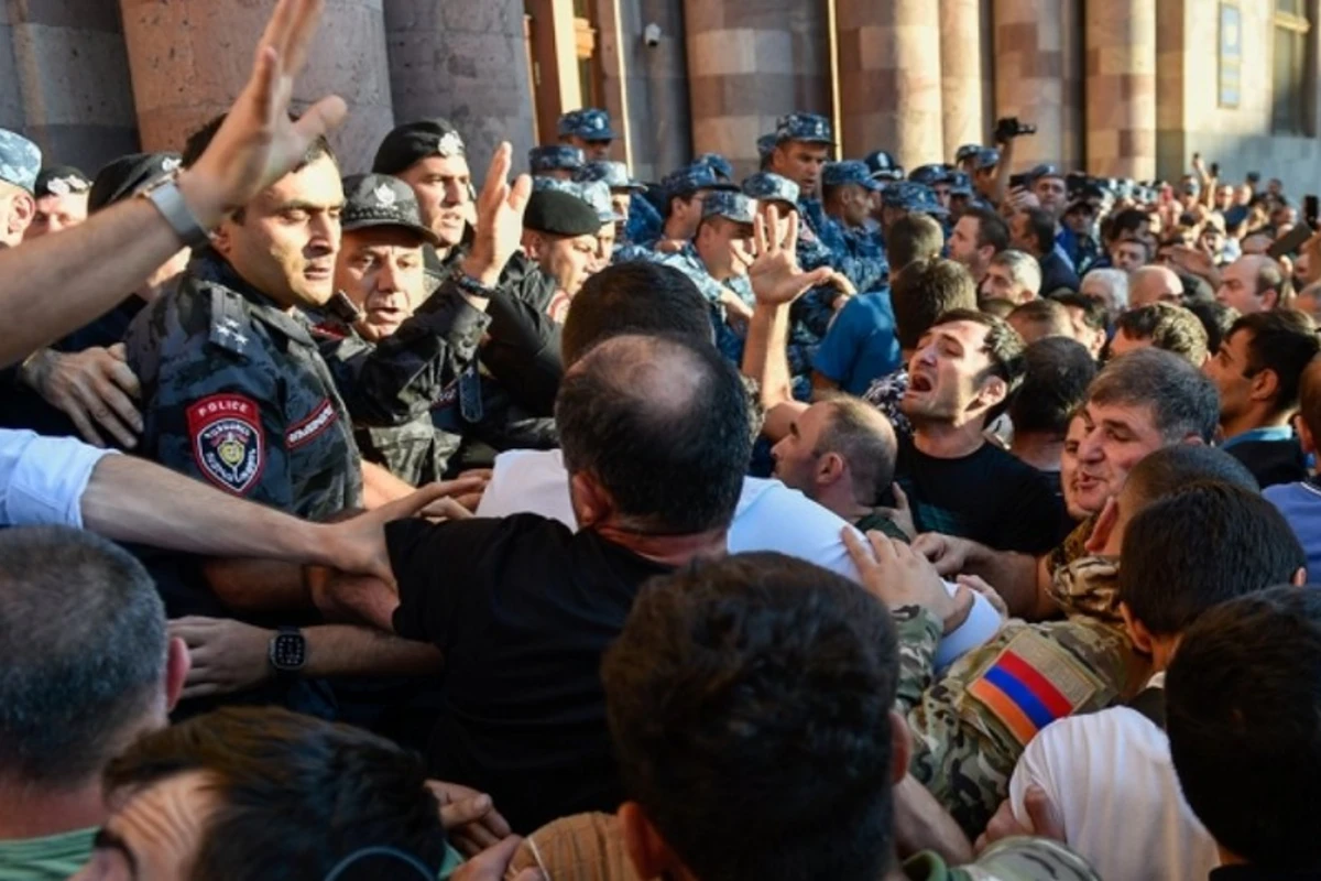 Протестующие в Ереване пытались перекрыть дорогу кортежу Пашиняна