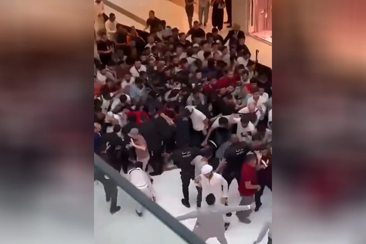 Покупатели устроили массовую драку в очереди за новым iPhone 15 - ВИДЕО
