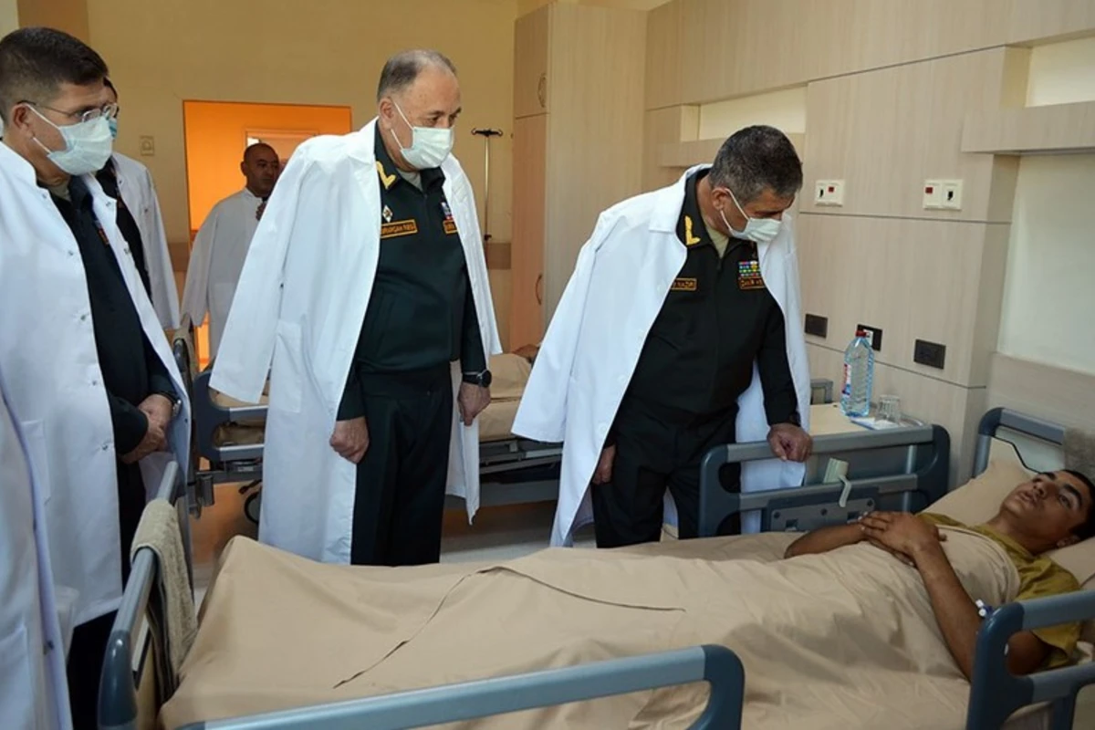 Müdafiə naziri antiterror tədbirləri zamanı yaralanan hərbi qulluqçularla görüşüb - FOTO/VİDEO