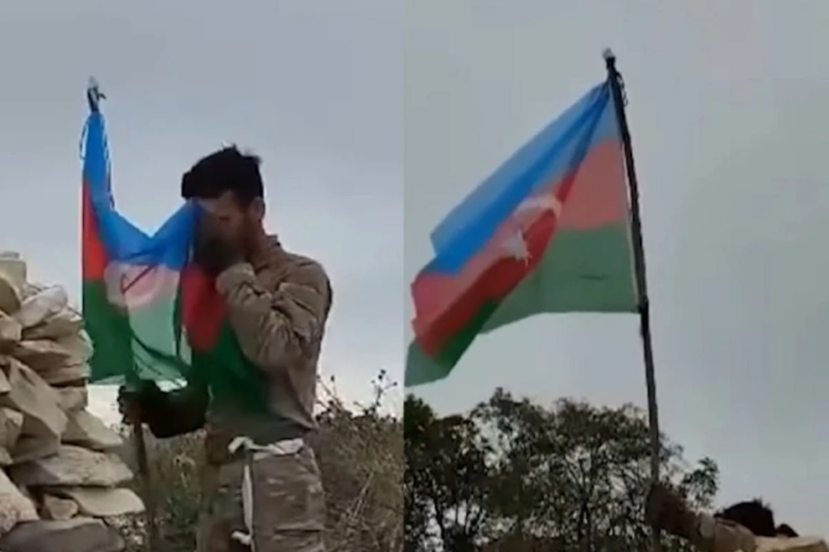 Азербайджанский военнослужащий водрузил наш трехцветный флаг в Ходжалинском районе - ВИДЕО