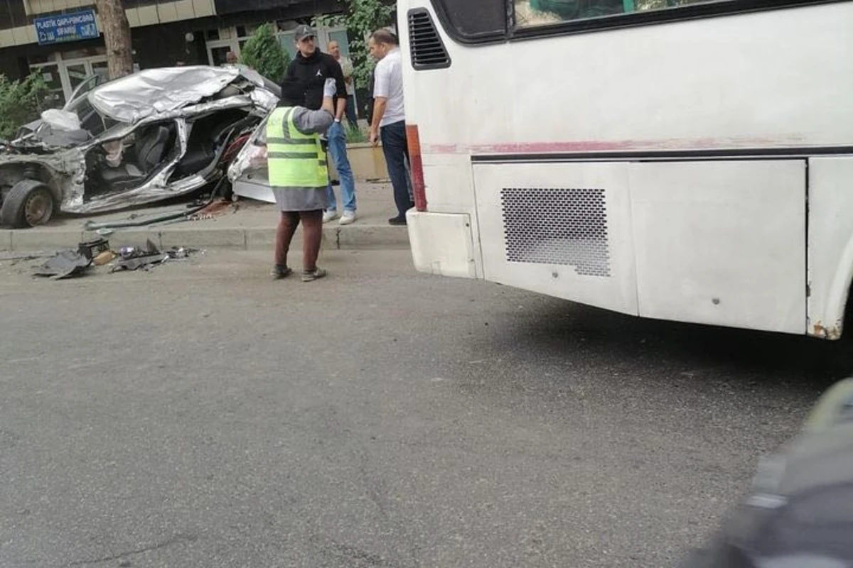 Bakıda avtobusla avtomobil toqquşub, iki nəfər ölüb - FOTO
