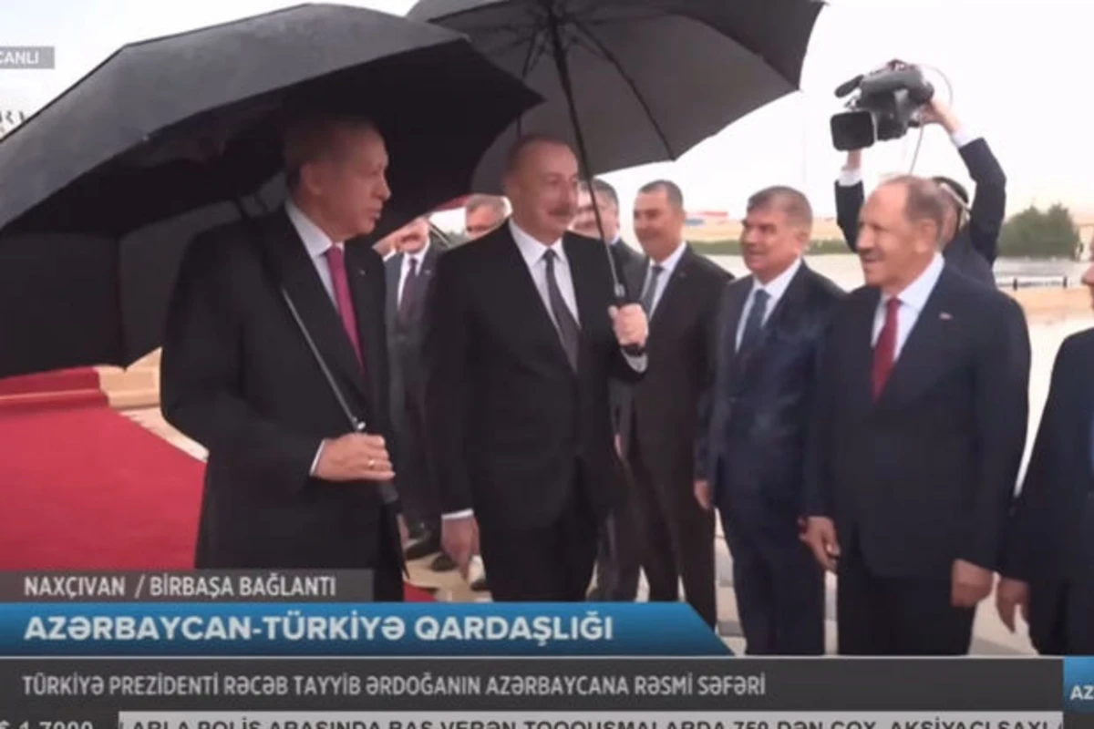 Prezident İlham Əliyev Rəcəb Tayyib Ərdoğanı Naxçıvan hava limanında qarşılayıb