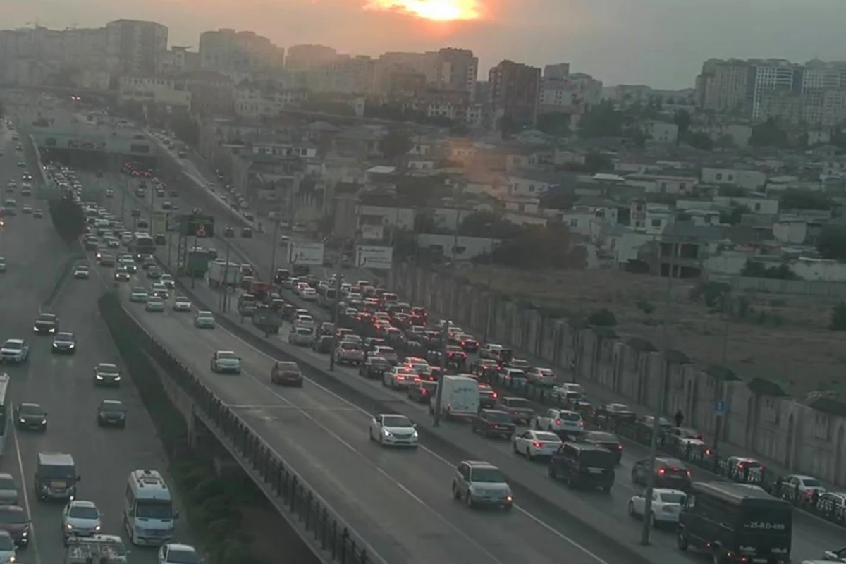 Bakıda yol-nəqliyyat hadisəsi baş verib, sıxlıq yaranıb Bakıda yol-nəqliyyat hadisəsi baş verib, sıxlıq yaranıb