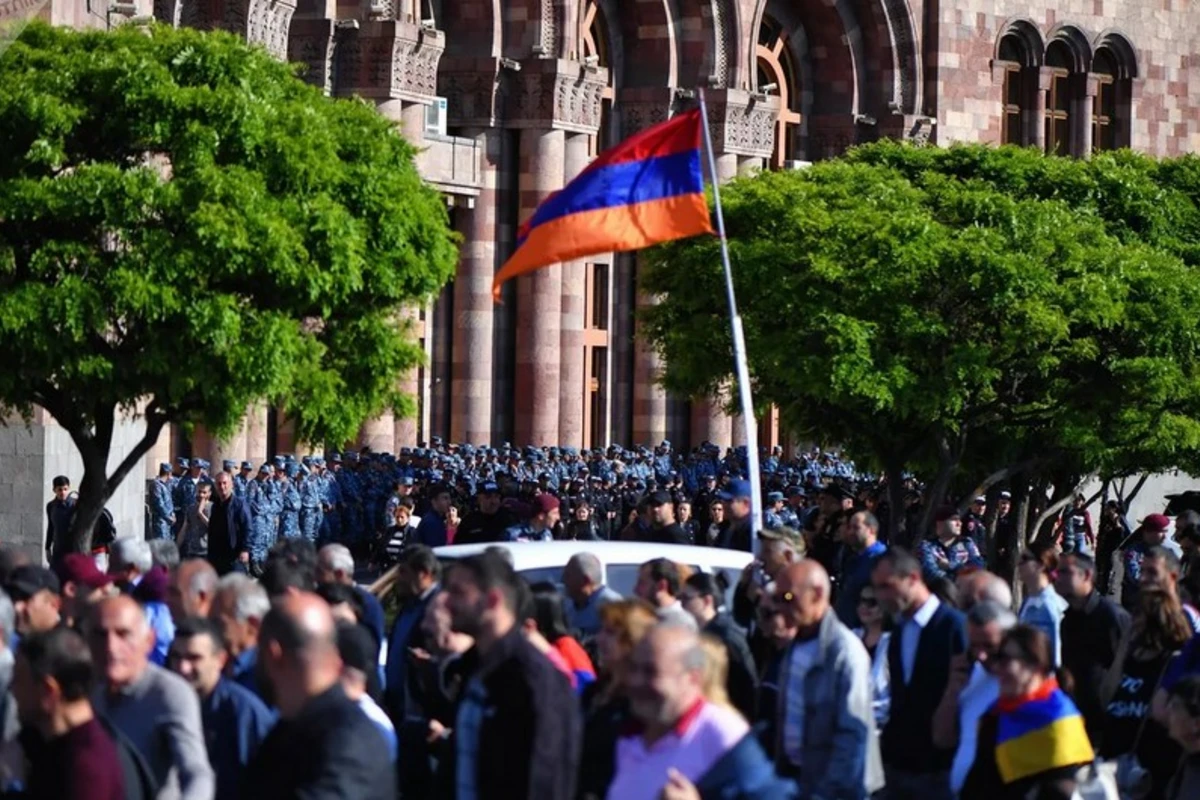 В центре Еревана началась массовая акция протеста