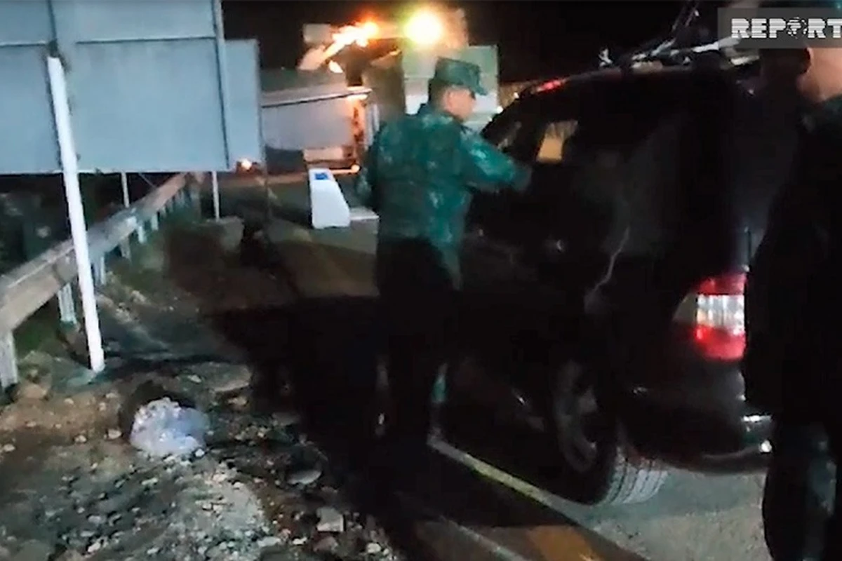 Сотрудники ГПС Азербайджана раздают воду армянам - ВИДЕО