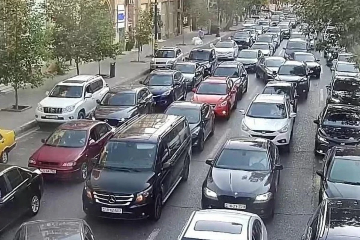 На ряде улиц и проспектов Баку затруднено движение транспорта - СПИСОК