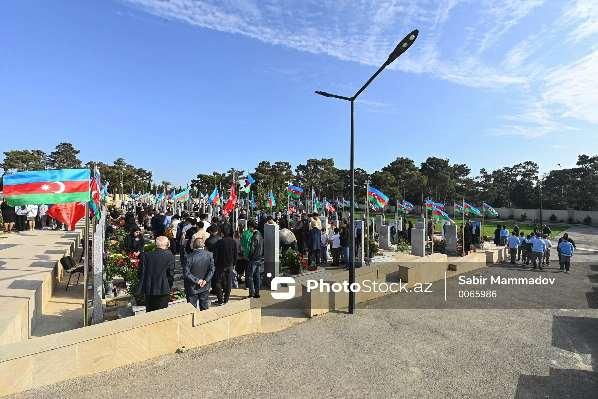 Azərbaycan xalqı qəhrəman şəhidlərini anır - FOTOREPORTAJ