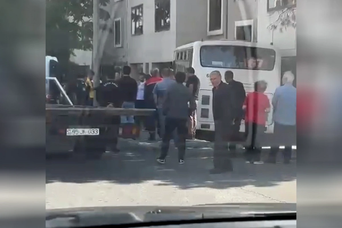 Bakıda avtobus binaya çırpıldı - VİDEO Bakıda avtobus binaya çırpıldı - VİDEO