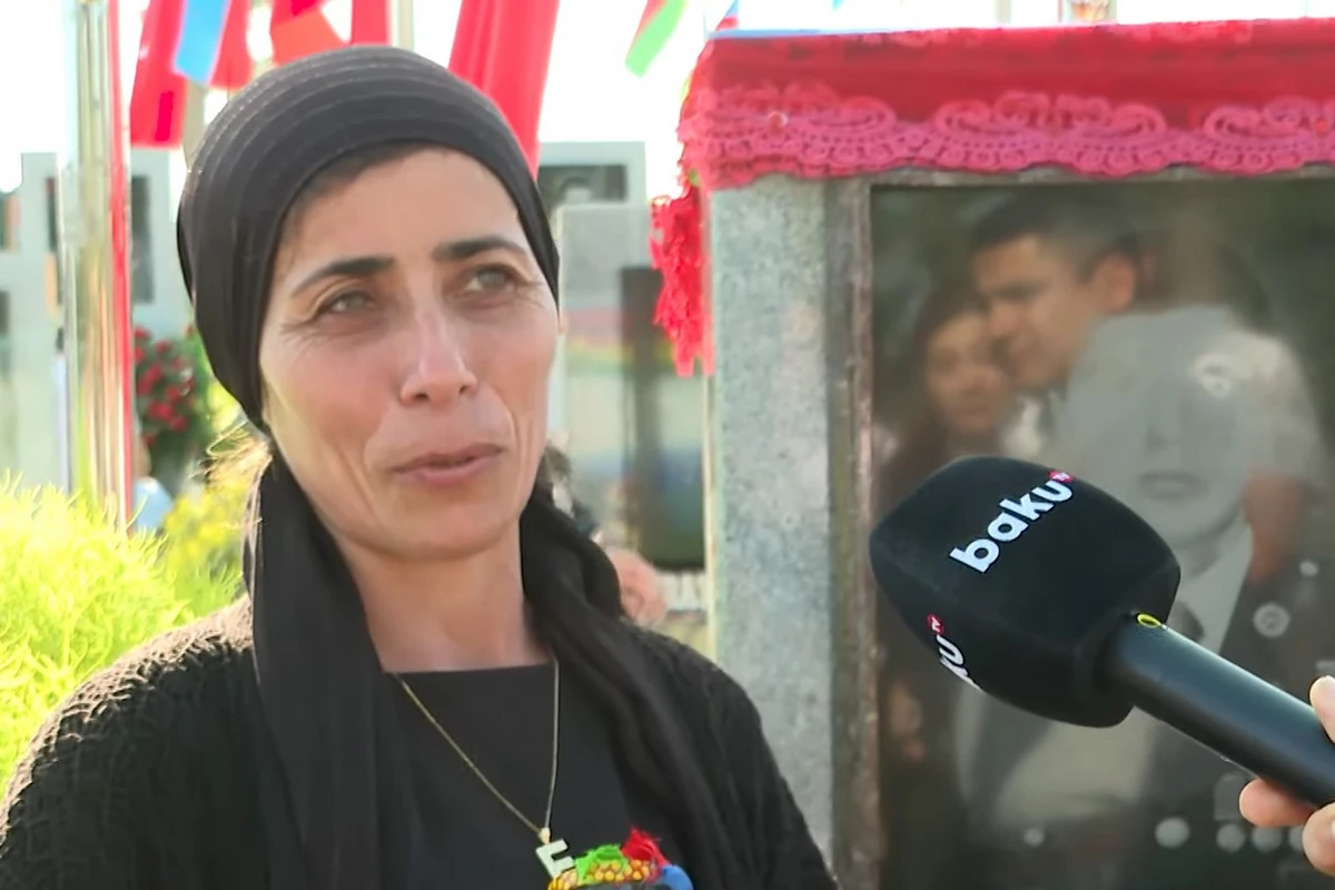 Şəhid anası oğlunun məzarına Şuşa və Laçından kəklikotu gətirdi - VİDEO