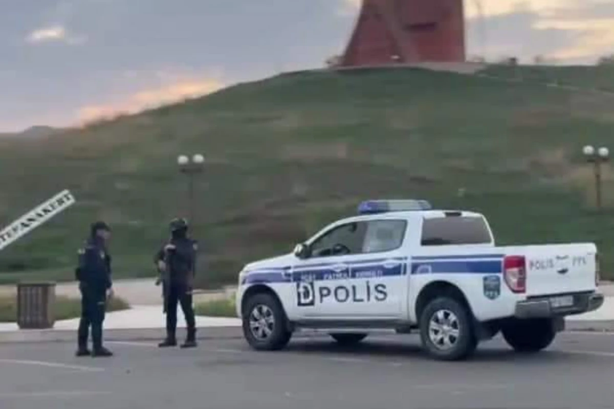 Polislərimiz Xankəndidəki məşhur abidənin önündə - VİDEO