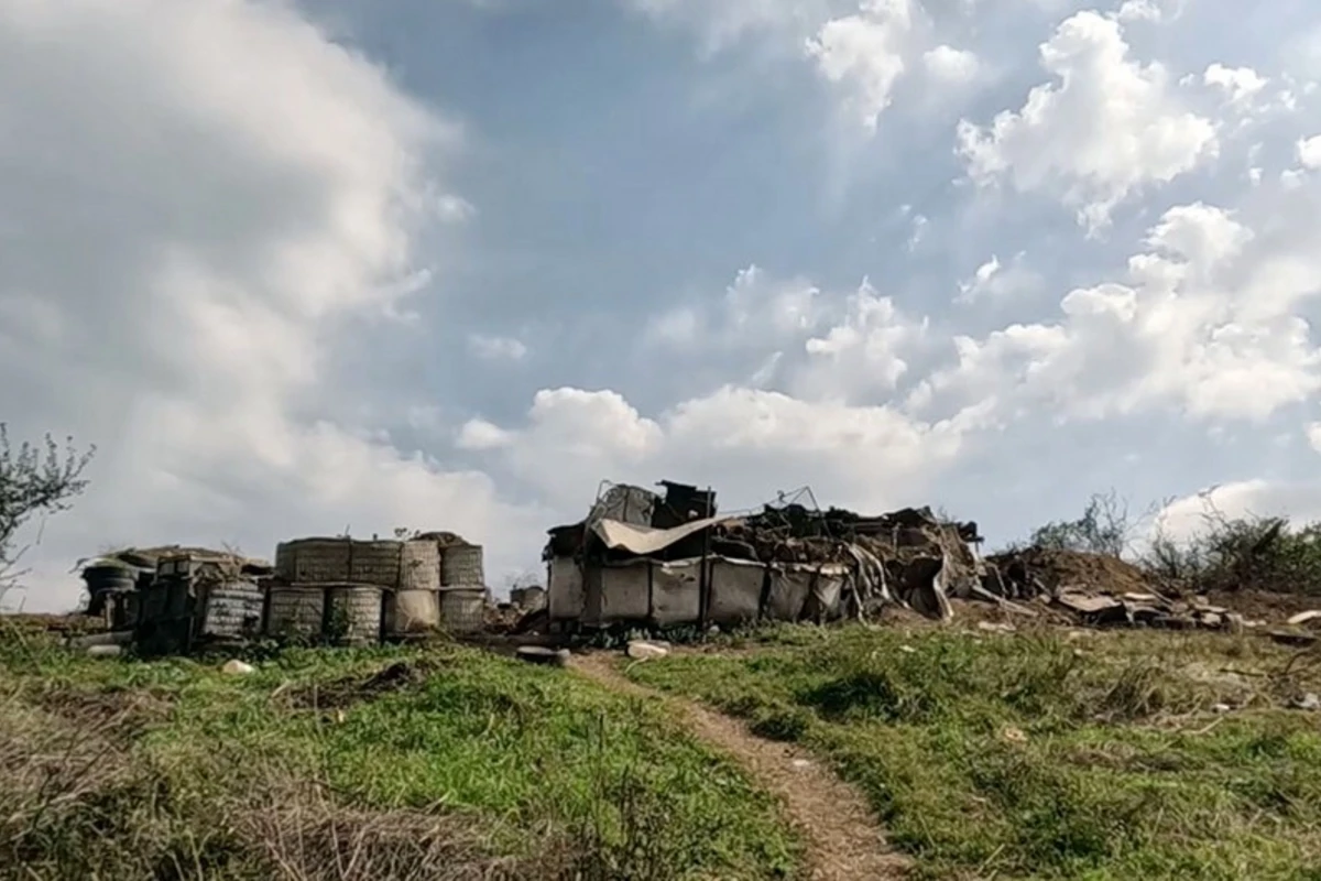 Обнародованы кадры оставленных боевых позиций на дороге Шуша - Ханкенди - ВИДЕО