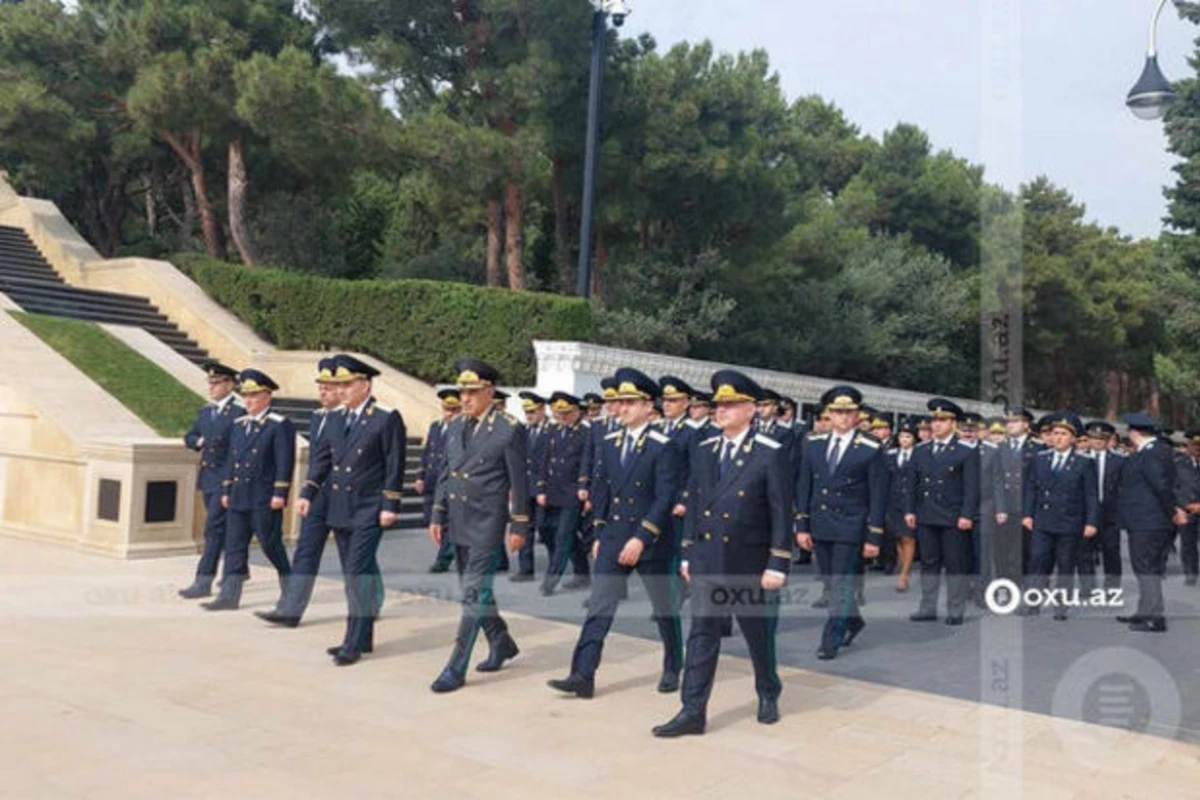 Baş Prokurorluğun əməkdaşları ulu öndər Heydər Əliyevin məzarını və Şəhidlər xiyabanını ziyarət ediblər - FOTO