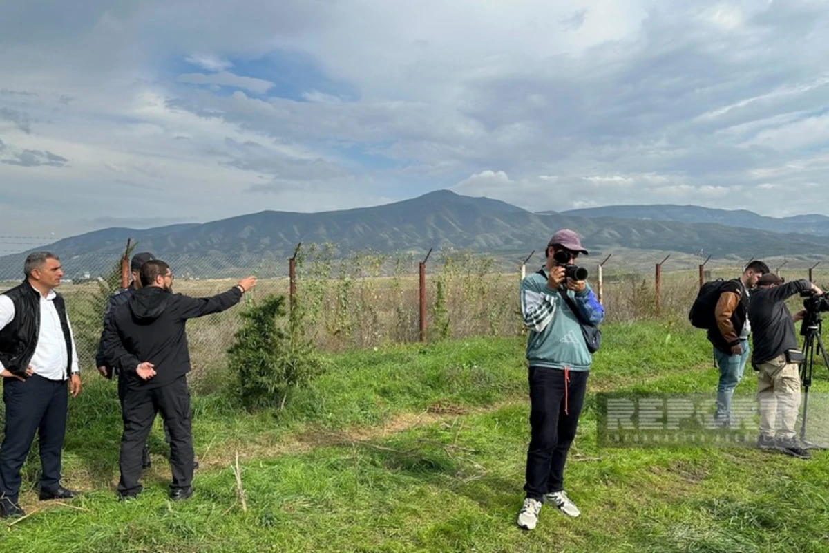 Xarici media nümayəndələri Xocalıda narkotik plantasiyasının aşkarlandığı əraziyə baxış keçiriblər - FOTO
