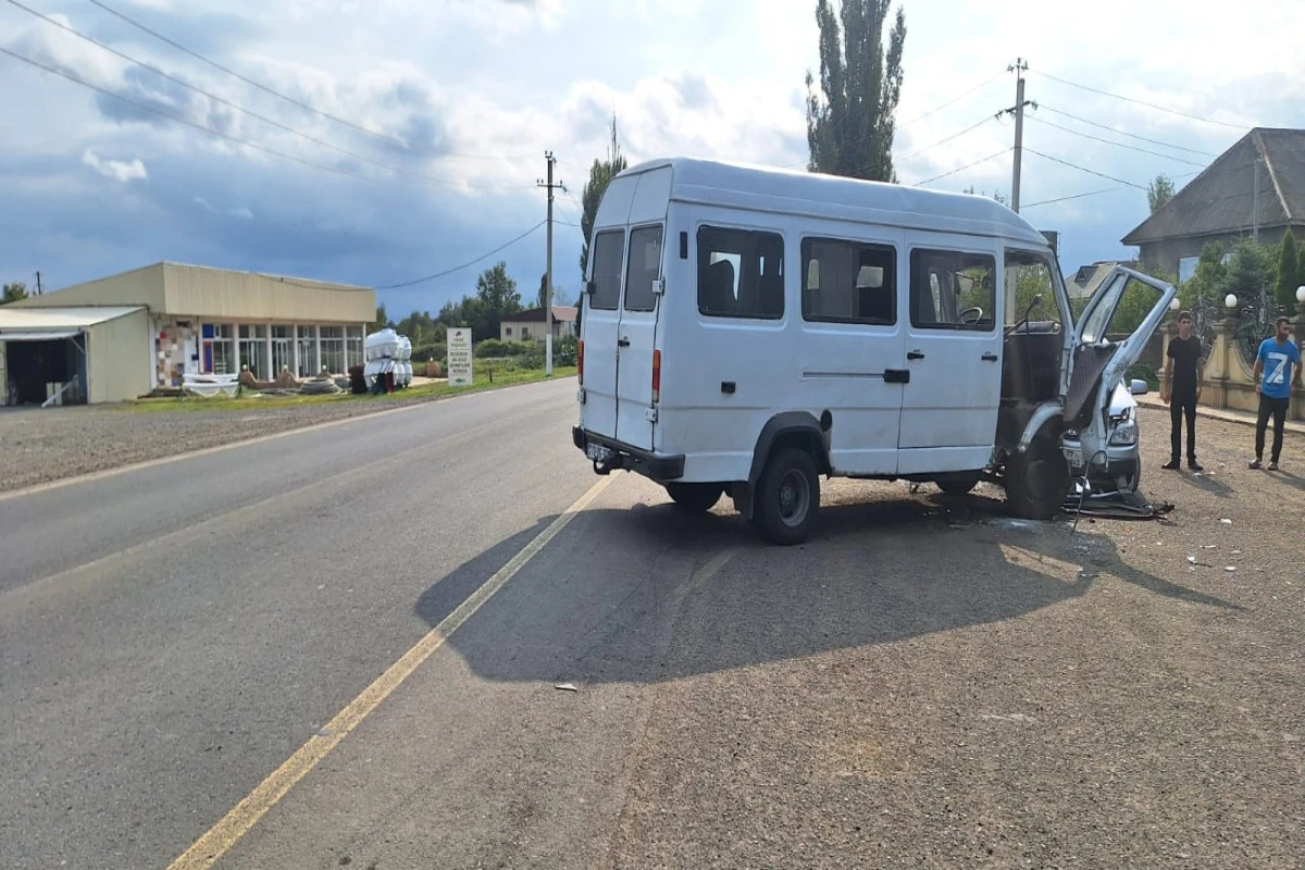 Azərbaycanda mikroavtobus minik maşını ilə toqquşub - 5 nəfər xəsarət alıb - FOTO