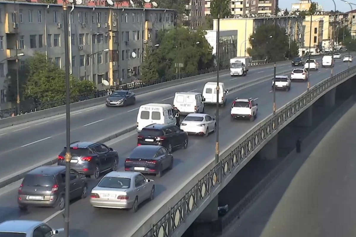Bakıda körpünün üstündə qalan nasaz nəqliyyat vasitəsi yolda sıxlıq yaradıb