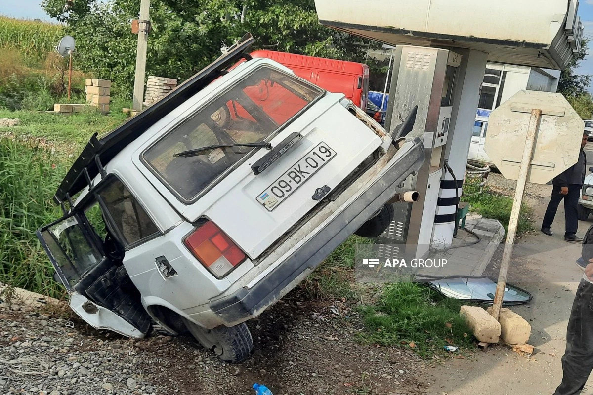 Bərdədə mikroavtobusla minik avtomobili toqquşub, xəsarət alanlar var - FOTO