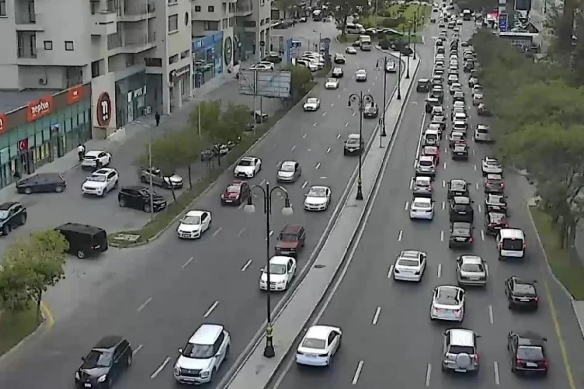 Bakının 10 yolunda tıxac yaranıb - SİYAHI