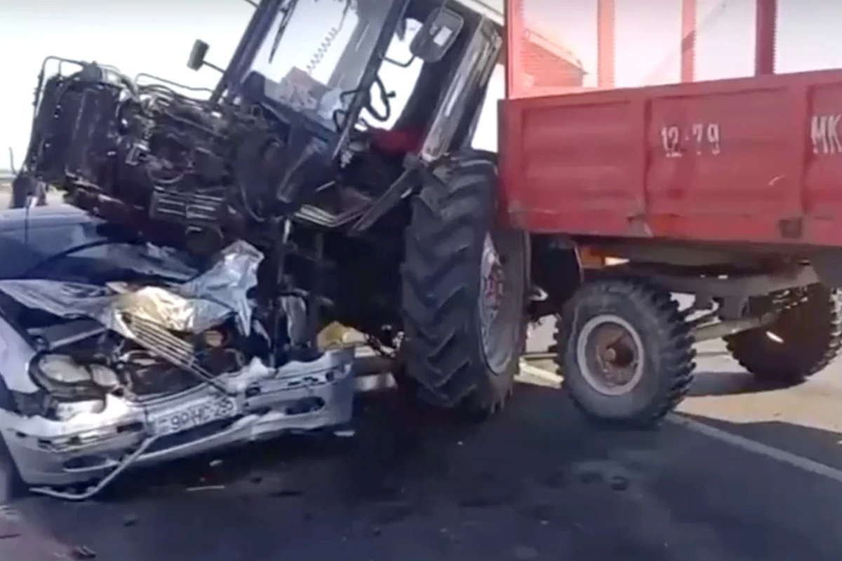 Azərbaycanda traktorla avtomobil toqquşub, ölən var