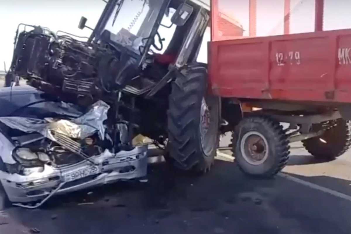 В Азербайджане трактор столкнулся с автомобилем, есть погибший В Азербайджане трактор столкнулся с автомобилем, есть погибший