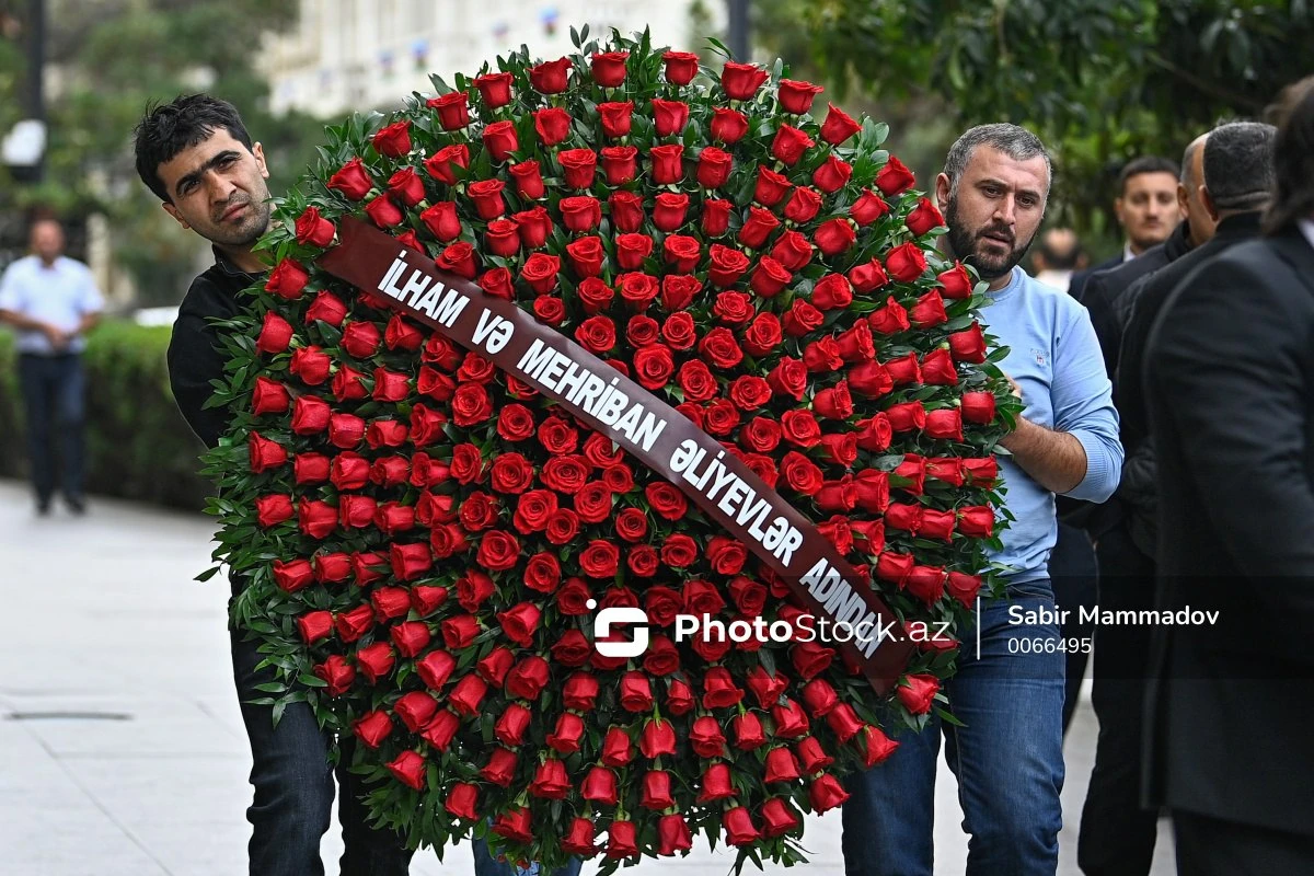 Президент и Первый вице-президент отправили венок на церемонию прощания с Хошбахтом Юсифзаде Президент и Первый вице-президент отправили венок на церемонию прощания с Хошбахтом Юсифзаде