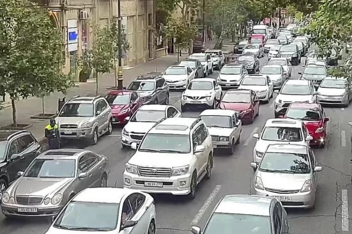 На некоторых улицах и проспектах Баку затруднено движение транспорта - СПИСОК