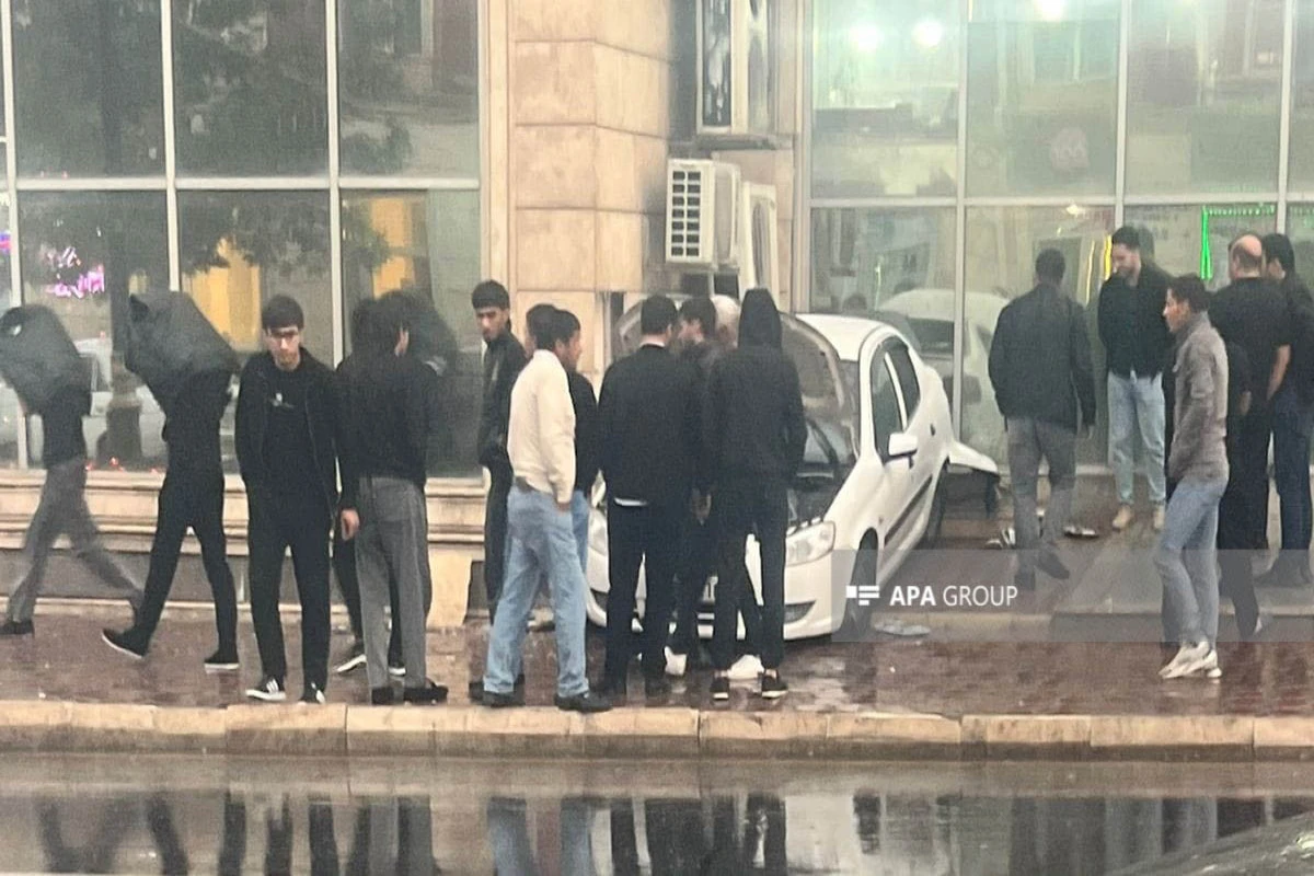 Azərbaycanda avtomobil ticarət mərkəzinə çırpıldı, xəsarət alan var - FOTO
