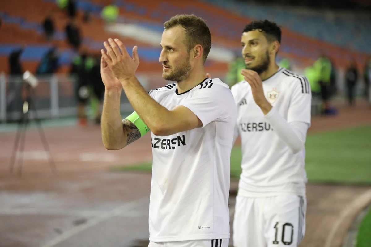 Qarabağ futbolçularının İsveçdə azərbaycanlı azarkeşlərlə QƏLƏBƏ SEVİNCİ - VİDEO